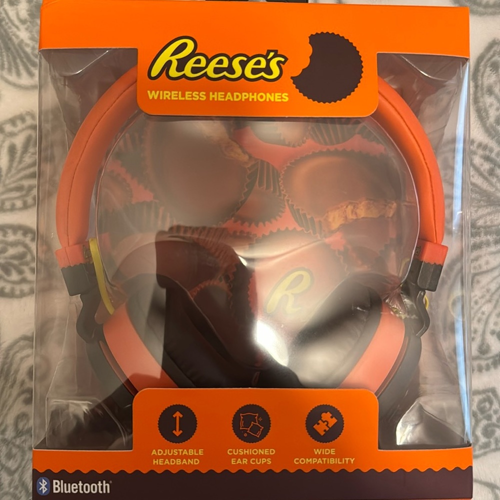 REESE’S WIRELESS HEADPHONES NWT